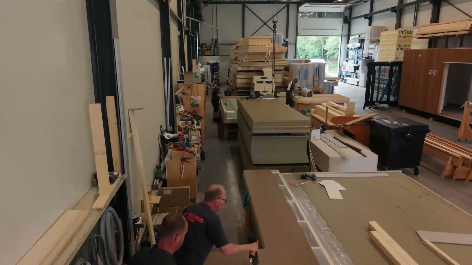 Vakmannen aan het werk in de fabriek van Holthuis